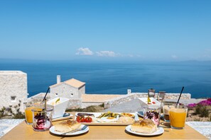Frokost med lokale retter er inkludert hver dag