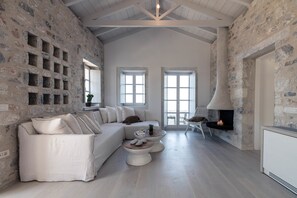 Minibar, in-room safe, desk, free WiFi