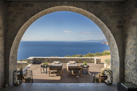 Bañera de hidromasaje interior. Ariá Estate Suites & Spa