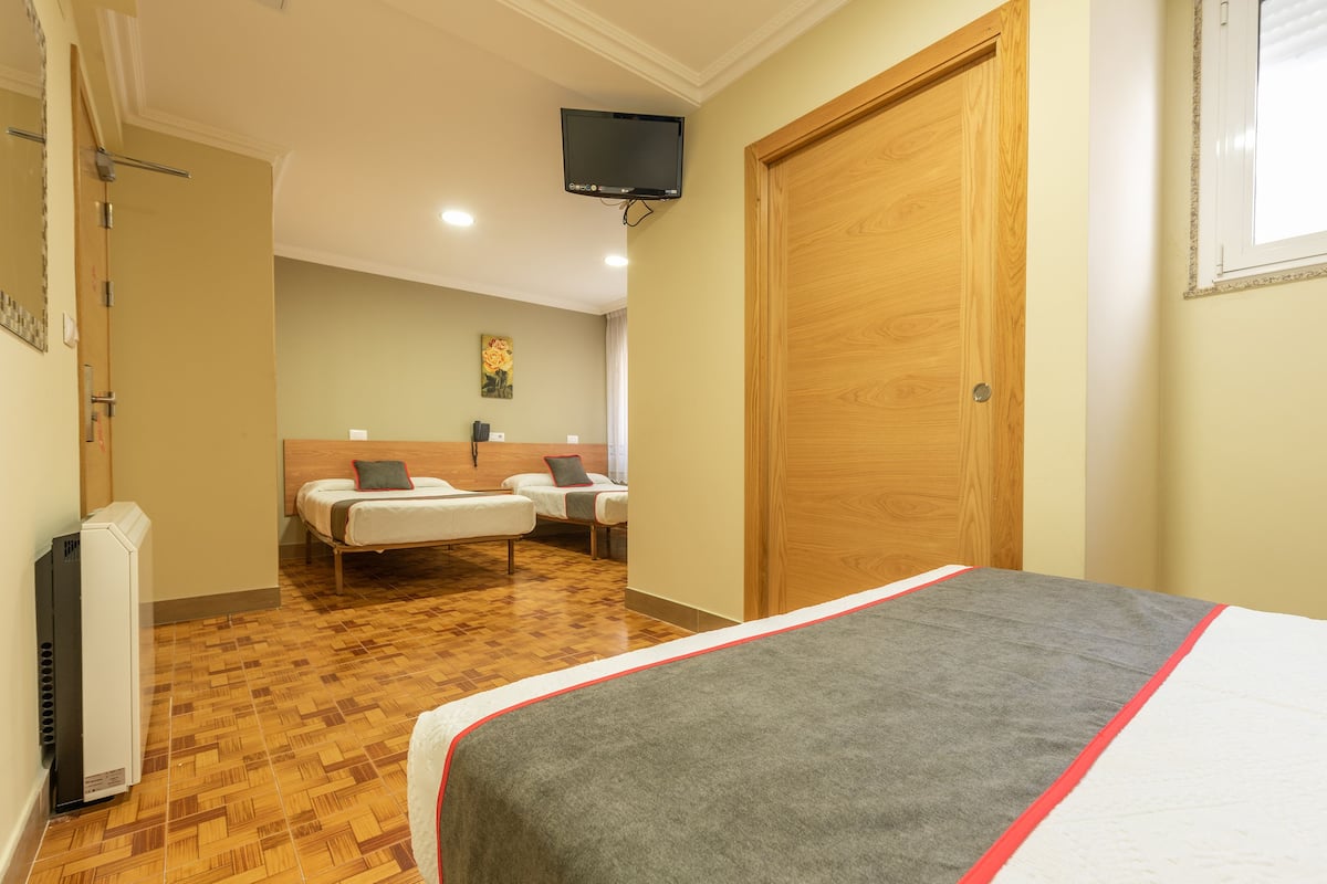 Quadruple Room | Meja, Wi-fi percuma
