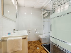 Twin Room | Bathroom | Shower, free toiletries, hair dryer, towels - Casa Marín (Sanxenxo)