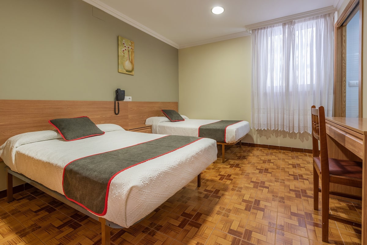 Twin Room | Meja, Wi-fi percuma