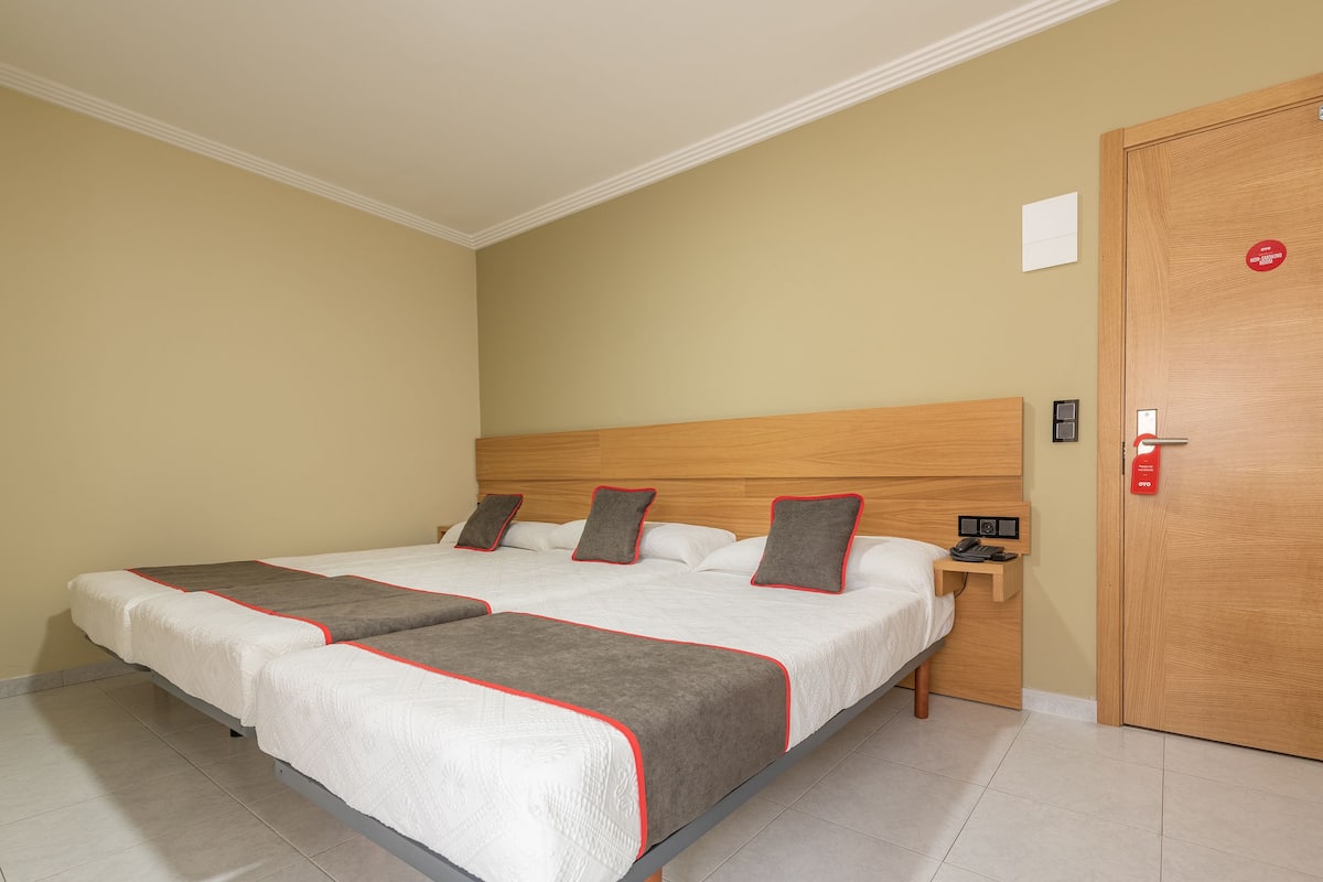 Triple Room | Meja, Wi-fi percuma