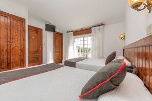 Superior Triple Room | Desk, free WiFi - Casa Marín (Sanxenxo)
