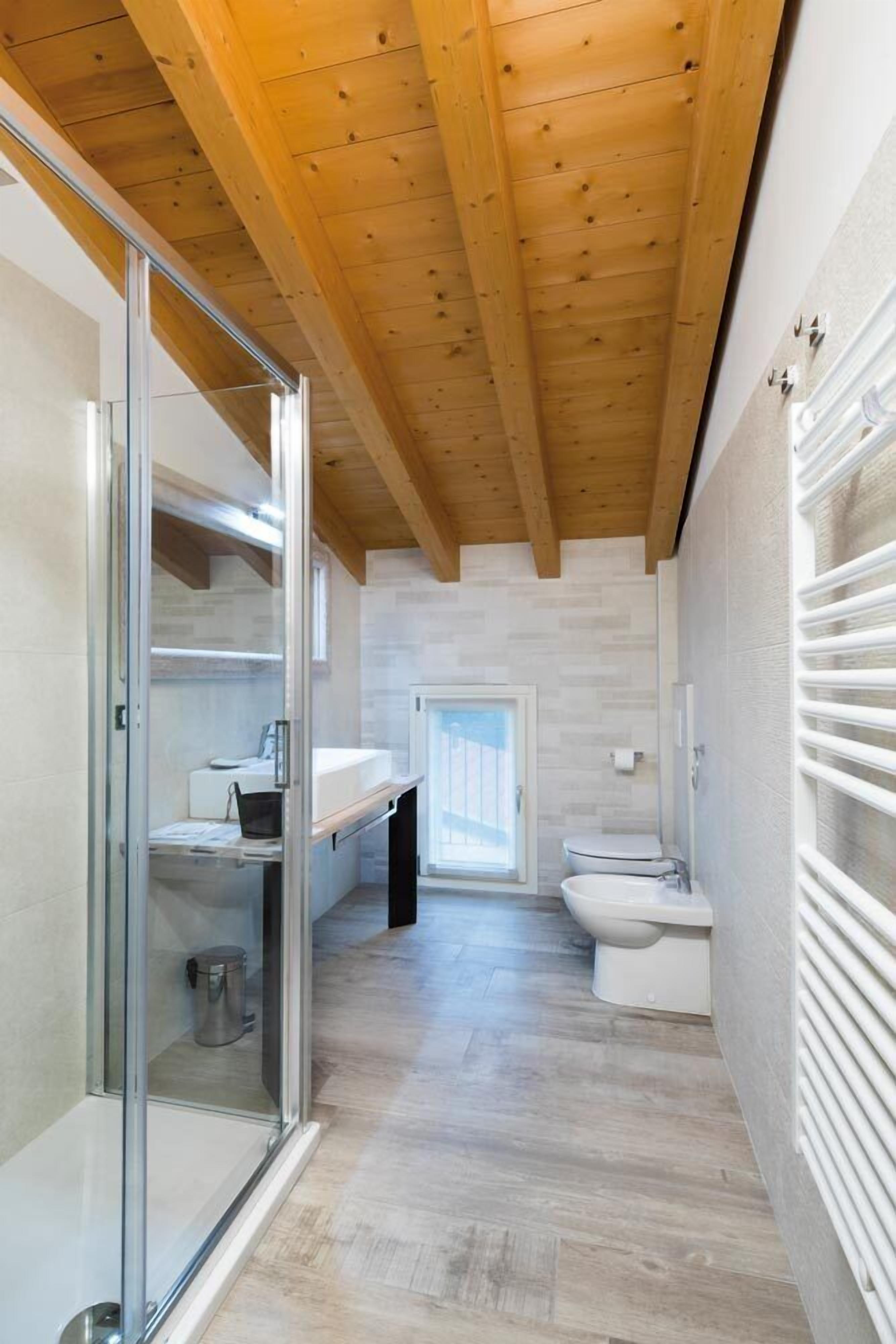 Camera doppia | Bagno | Doccia, set di cortesia gratuito, asciugacapelli, accappatoio