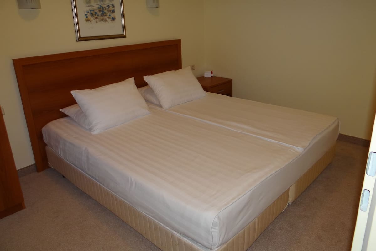 Apartemen, 2 kamar tidur, pemandangan taman | Brankas, meja kerja, dan tempat tidur bayi (biaya tambahan)