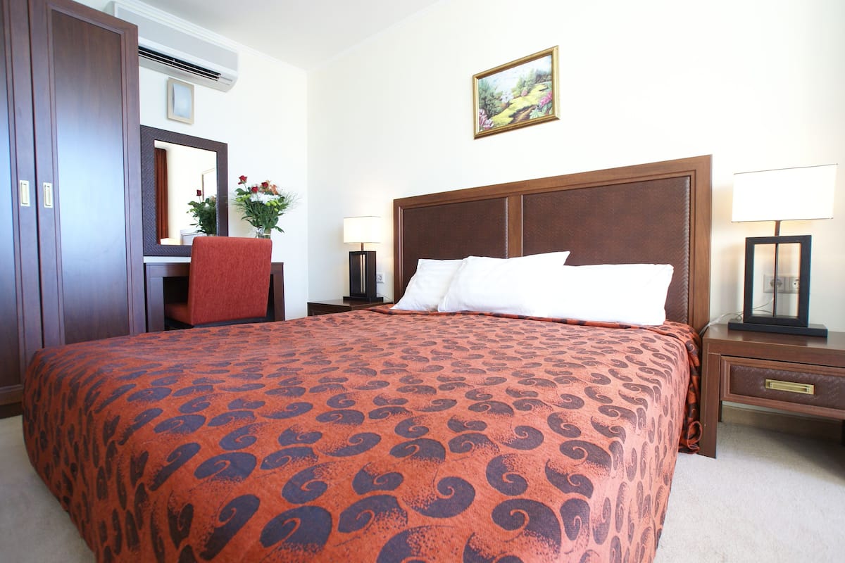 Apartemen, 1 kamar tidur, pemandangan taman | Brankas, meja kerja, dan tempat tidur bayi (biaya tambahan)