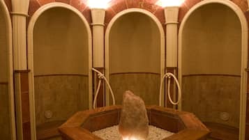 Een sauna, een stoombad, massage- en behandelingsruimtes
