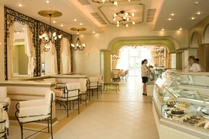 4 bares y bar junto a la piscina