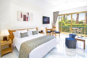 خزنة داخل الغرفة ومكتب وأسرّة أطفال/رضّع