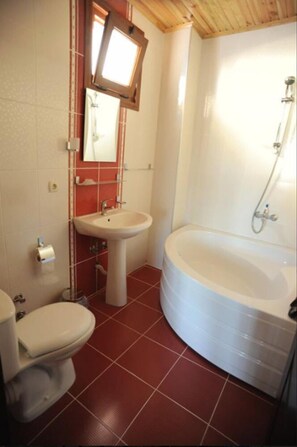 Bathtub, deep soaking tub, free toiletries, hair dryer