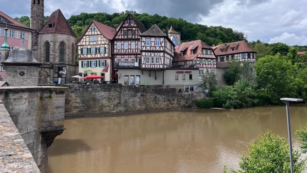 Un bâtiment traditionnel à colombages, sur lequel on peut lire l’inscription « LEDER-VOGT ».