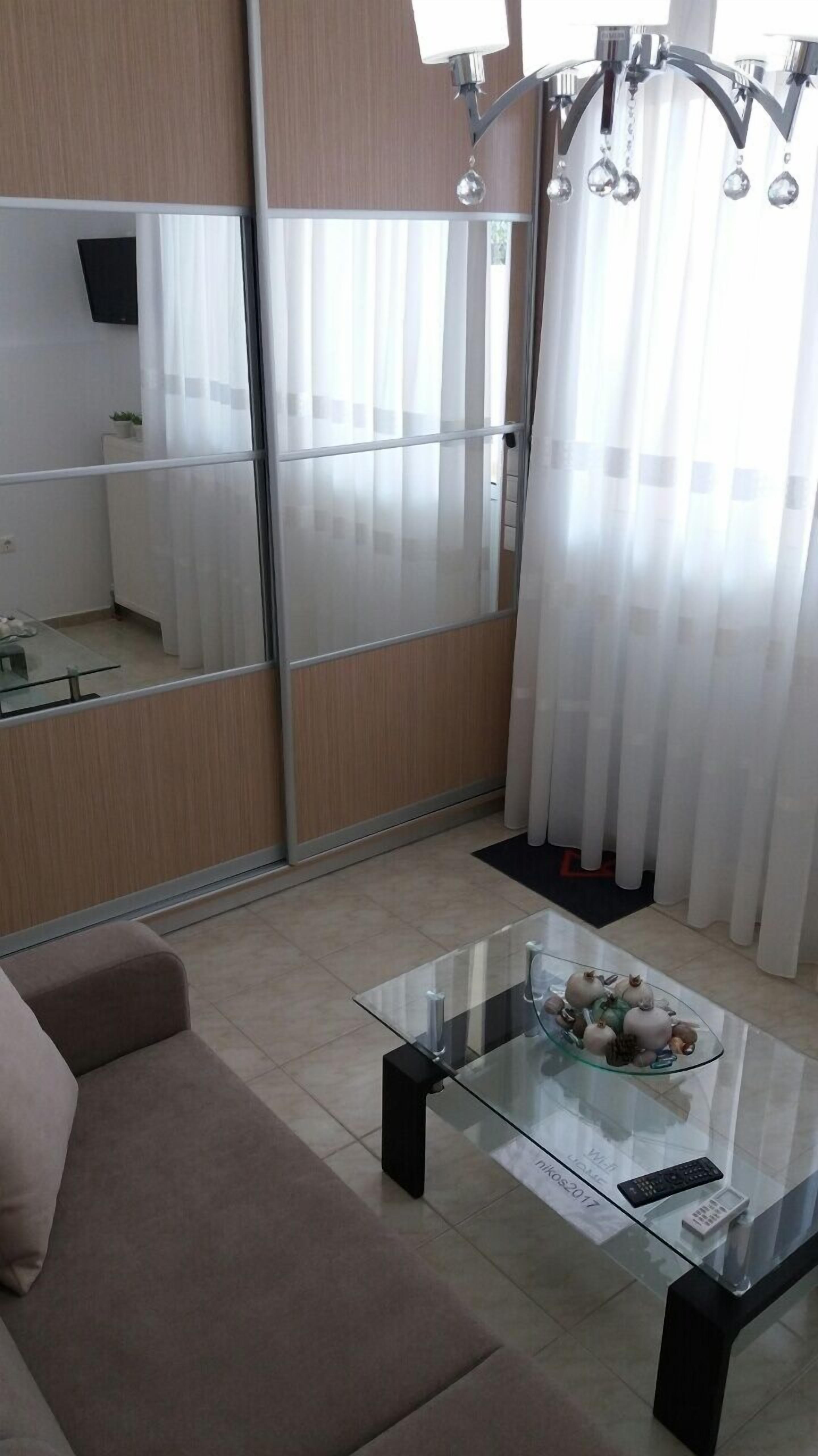 Apartamento | Zona de estar | Televisión de pantalla plana de 24 pulgadas con canales digitales