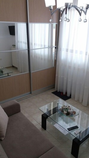 Departamento | Área de sala de estar | Televisión de pantalla plana de 24 pulgadas con canales digitales 