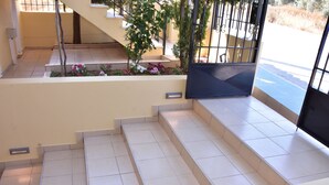 A staircase leading to a landing with a view of a road. - Keratea Apartment Athens Airport (Lavreotiki)