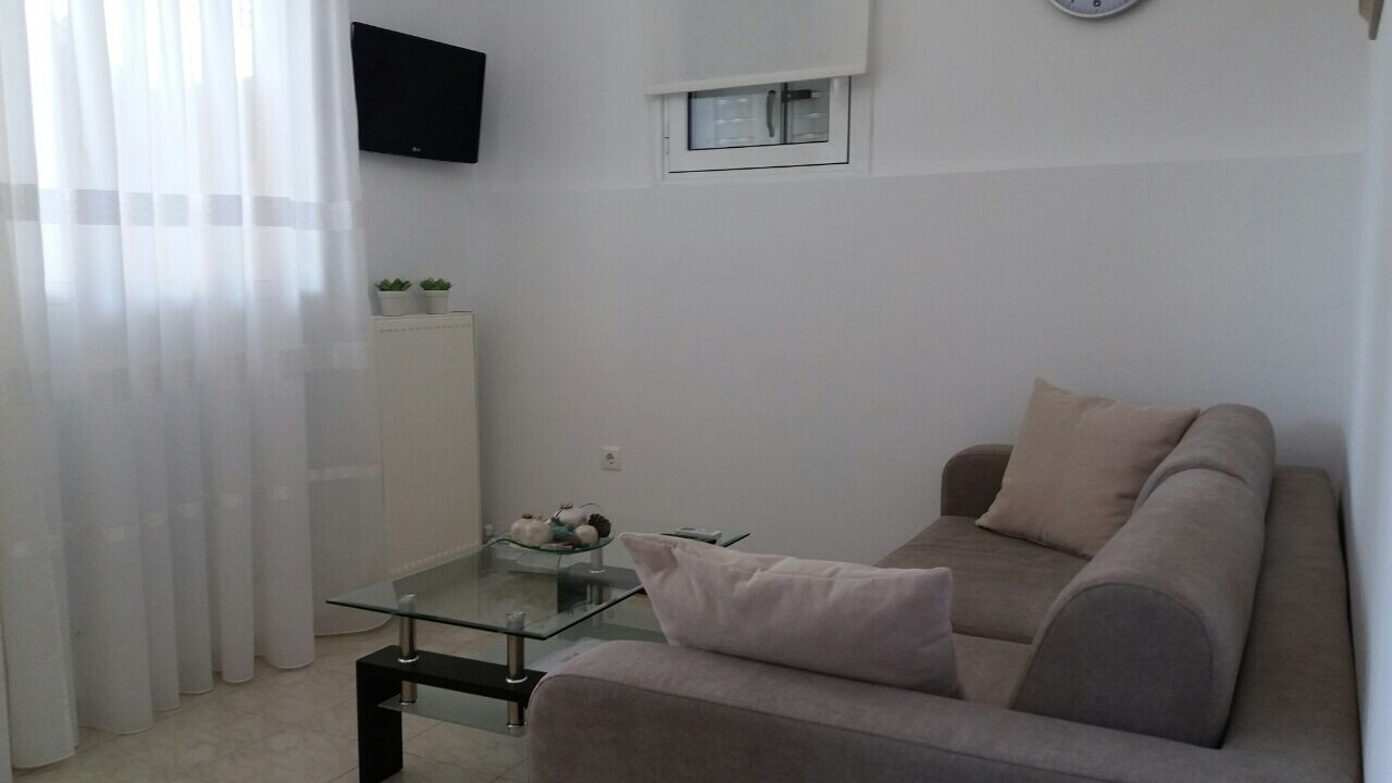 Apartamento | Área de estar | TV de tela plana 24 polegadas com canais digitais, TV