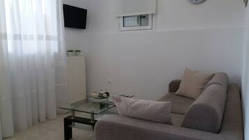 Apartamento | Área de estar | TV de tela plana 24 polegadas com canais digitais, TV
