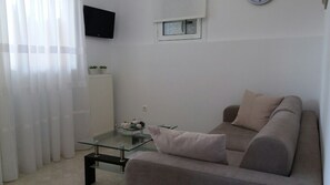 Apartemen | Area keluarga | Televisi layar datar 24-inci dengan saluran TV digital dan TV