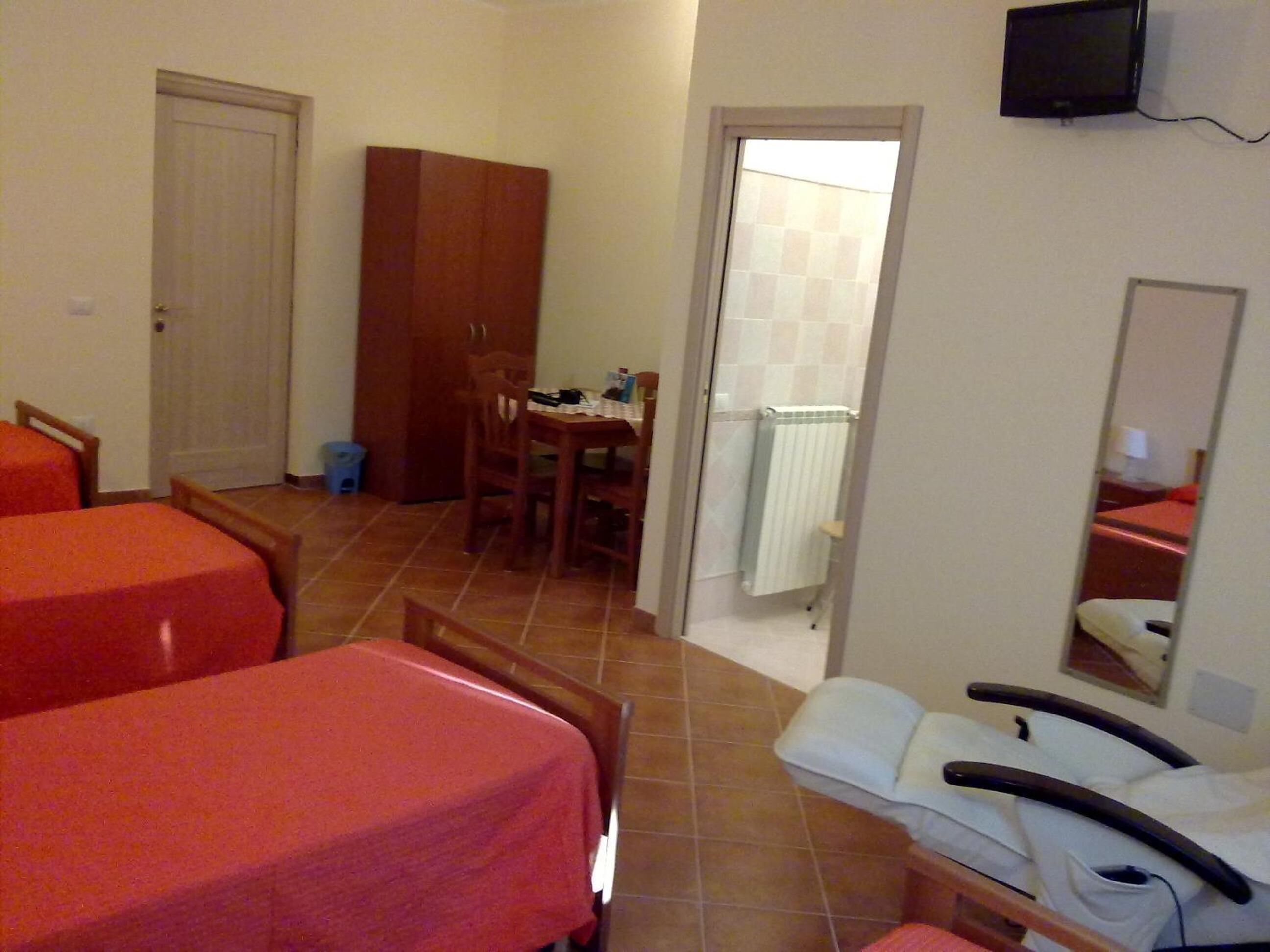 Biancheria da letto di alta qualità, una scrivania, insonorizzazione