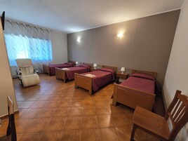 Ropa de cama de alta calidad, escritorio y sistema de insonorización 