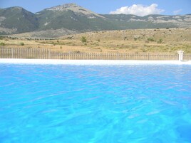 Una piscina al aire libre de temporada