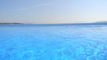 Una piscina al aire libre de temporada