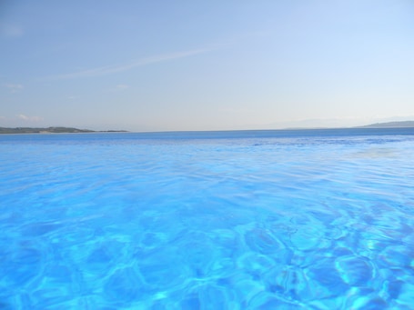 Una piscina al aire libre de temporada