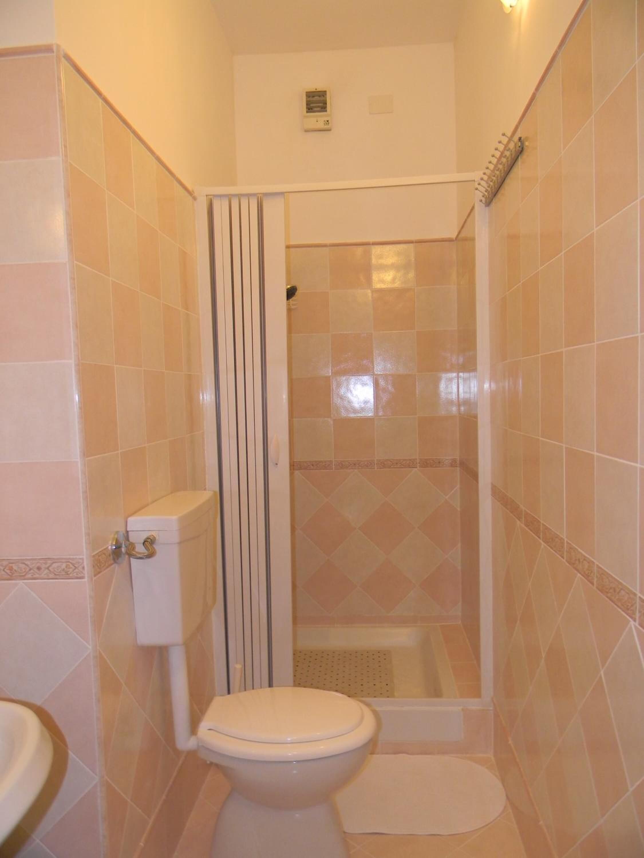 Un baño con inodoro, ducha y lavamanos.