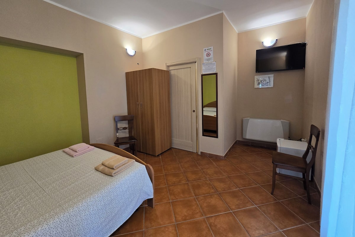 Family Room | Premium bedding, desk, soundproofing, cribs/infant beds