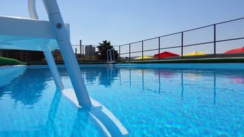 Piscine extérieure (ouverte en saison)