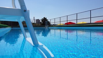 Una piscina al aire libre de temporada