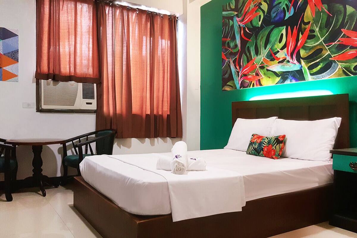 Premier Room | Desk, WiFi (free), bed sheets