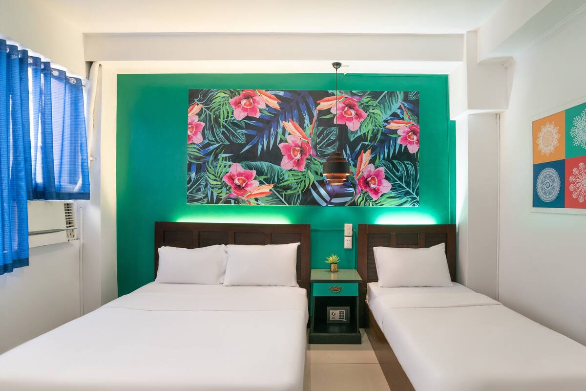 Deluxe Triple Room, Multiple Beds | Desk, WiFi (free), bed sheets