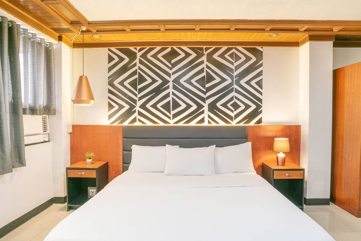 Executive Suite | Desk, WiFi (free), bed sheets
