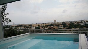 Outdoor pool - Chambre Style Villa Sur Toit (Montpellier)