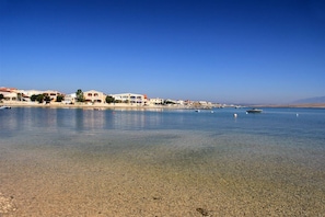 En la playa y camastros 