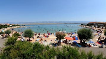 Plage, chaises longues