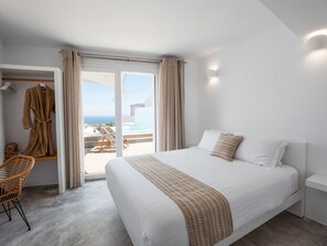 Premium bedding, in-room safe, soundproofing, iron/ironing board - Valery Suites (Santorini)
