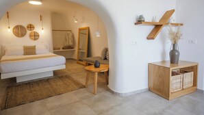 Un dormitorio moderno con cama, mesitas de noche, un espejo y un armario de madera con cestas.