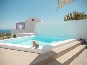 Premium bedding, in-room safe, soundproofing, iron/ironing board - Valery Suites (Santorini)