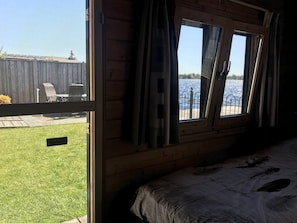 Chalet, 3 Schlafzimmer, Terrasse, Seeblick (Houseboat) | Bügeleisen/Bügelbrett, kostenlose Babybetten, kostenloses WLAN