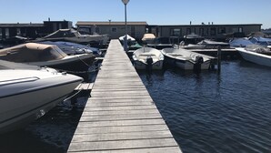 A marina with boats docked along a wooden pier. - Vvp Verhuur Visserslust Vinkeveen (Vinkeveen)