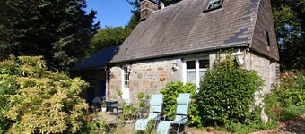 Charming Cottage in Verdant Valley with Private Garden, BBQ, and Optional Yurt for Nature Lovers