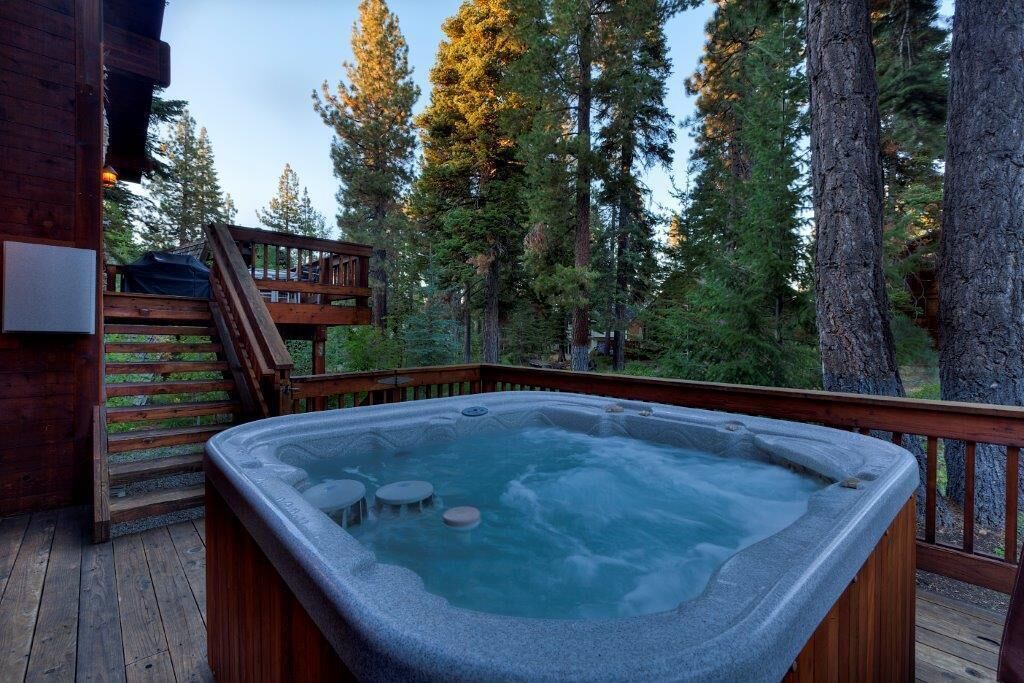 Custom remodel - Artsy and eclectic home w/hot tub in Tahoe City!