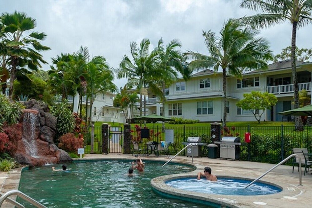 Plantation 1322- so many extras! AC, fitness center, hot tub,, garage, more!