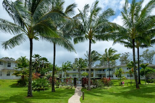 3br w/so many extras! AC, fitness center, hot tub,, garage, more!