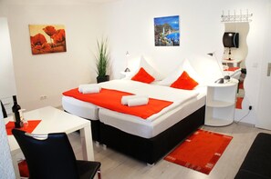 Desk, rollaway beds, free WiFi, bed sheets - Hotel Berlin (Schwetzingen)