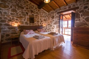 Individually decorated, individually furnished, desk, iron/ironing board - Casa Rural O Canto da Terra (Panton)