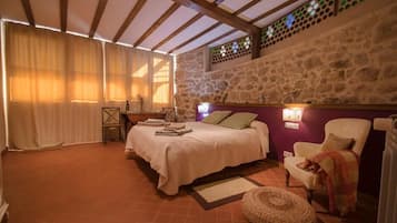 1 habitación, decoración personalizada, muebles diferentes y escritorio