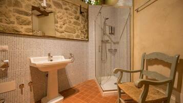 Een douche, gratis toiletartikelen, een haardroger, handdoeken